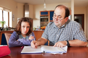 Aiutare i figli nei compiti a casa è sbagliato perché impedisce lo sviluppo cognitivo
