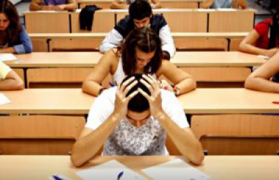 Tutti promossi, la Scuola finta che sforna analfabeti futuri operai